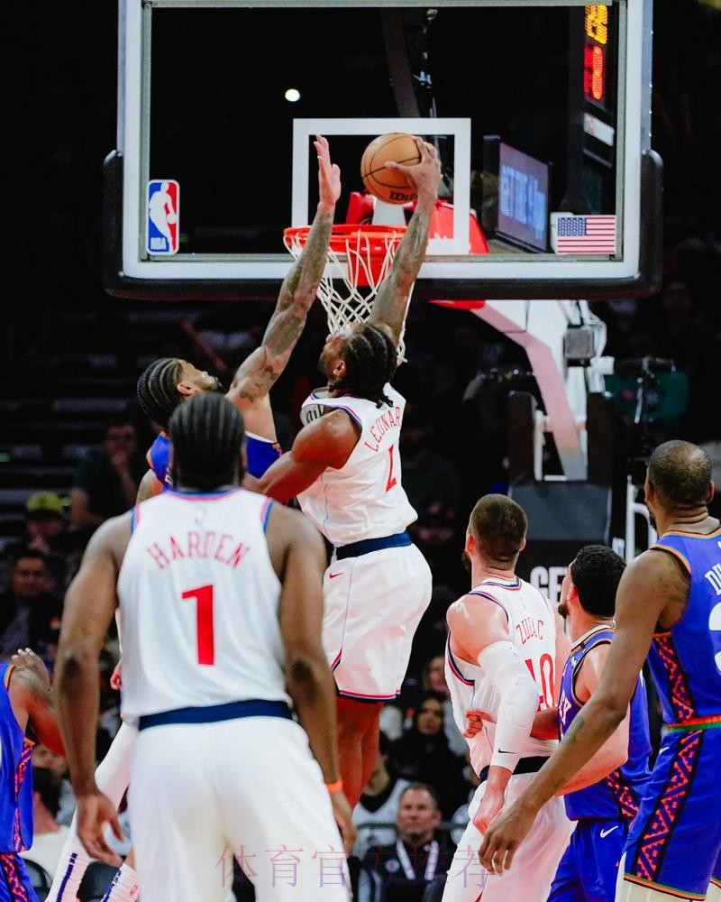 绝处逢生!伦纳德命中高难度底角三分,助快船紧咬比分 绝处逢生!伦纳德命中高难度底角三分,助快船紧咬比分